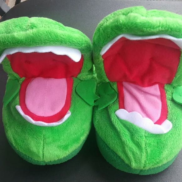 *Sold!* Green Gators Kid's Bed Slippers - Picture 2 of 6